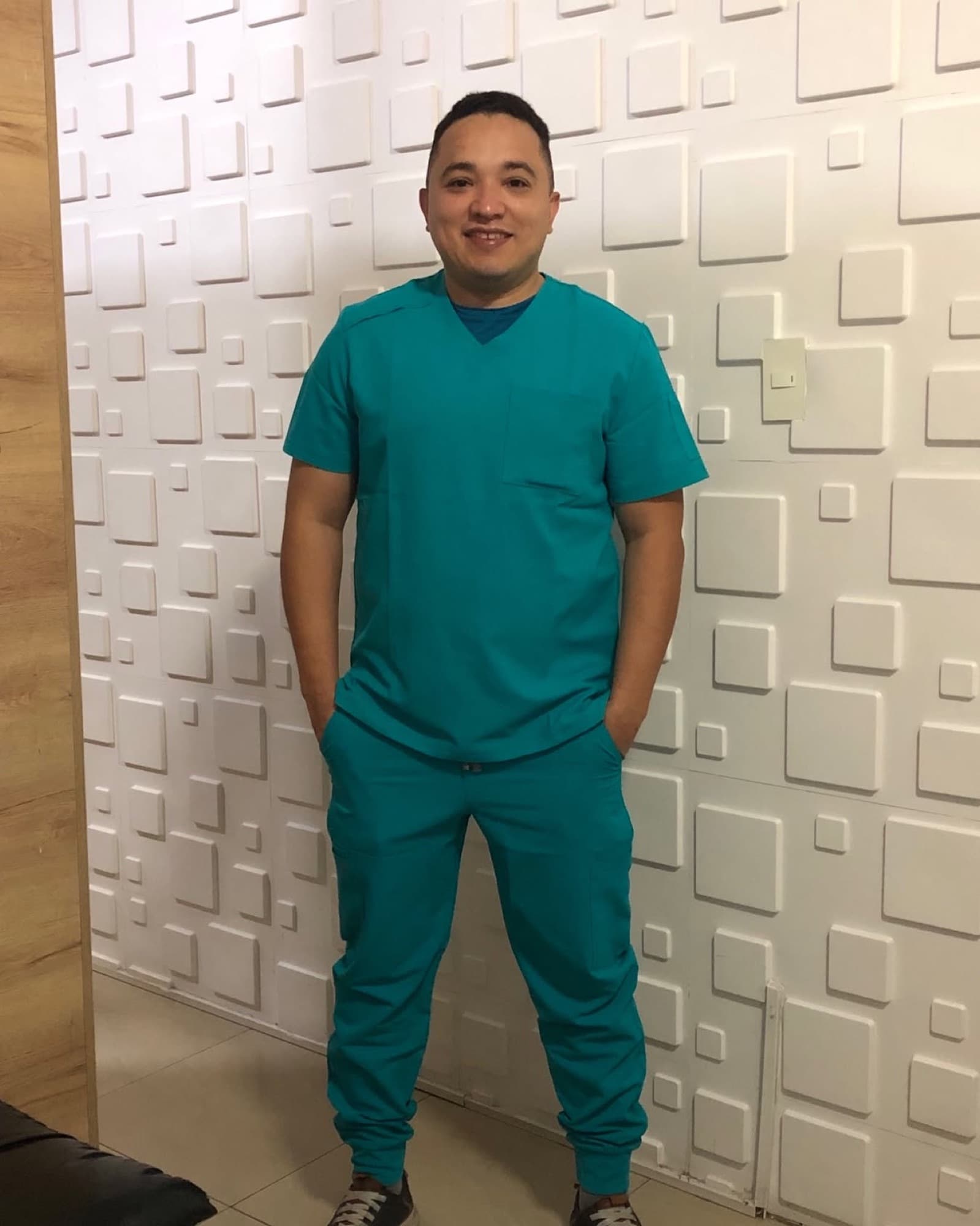 Dr. David Lara O., especialista en Ginecología y Obstetricia, en consulta